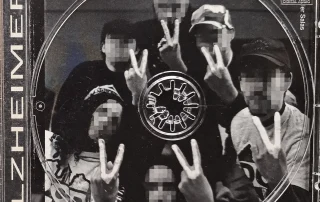 Inside the 1995 Alzheimer CD case by Def Con Dos, showing a band photograph behind the disc tray.